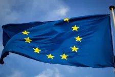 Flagga med EU motiv med himmel som bakgrund.