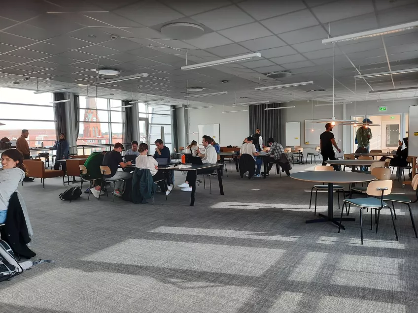 Studenter som sitter och pluggar 