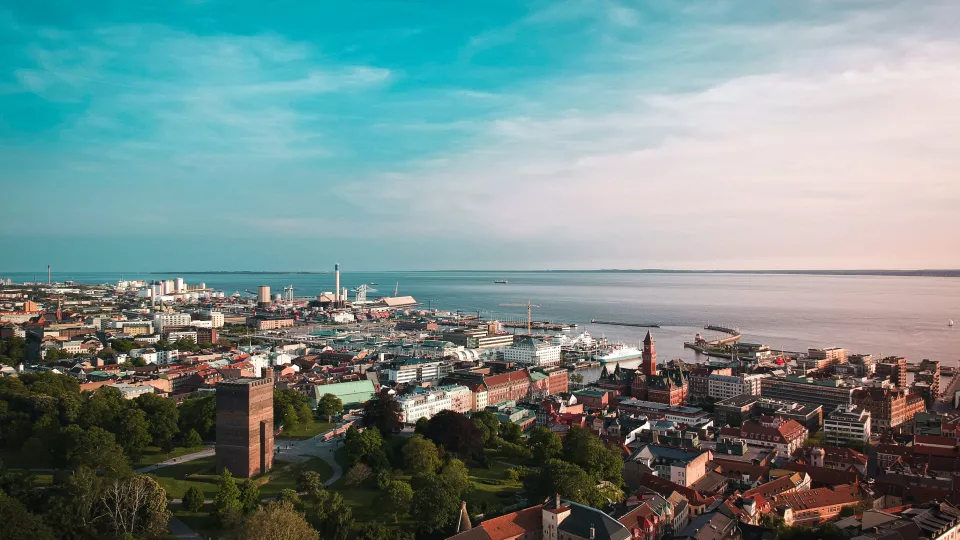 Utsikt över Kärnan och Helsingborg stad riktat mot havet. Foto.