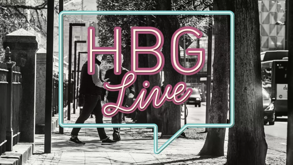 Svart vitt foto i stadsmiljö med HBG Live logo. Foto.