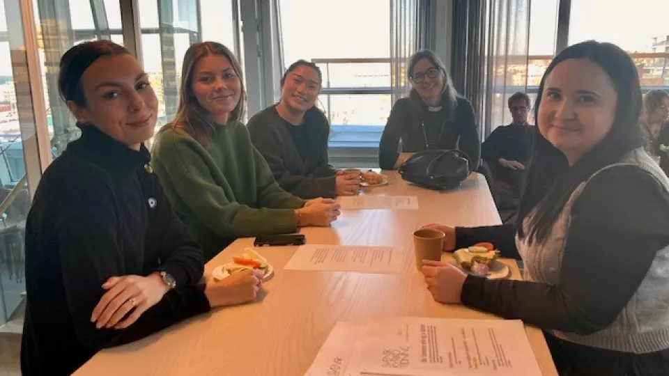 En grupp forskare sitter runt ett bord. Foto.