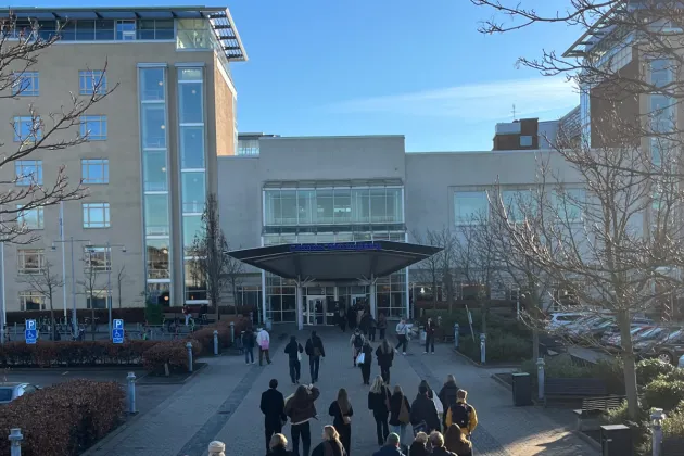 studenter på väg mot campus. foto.