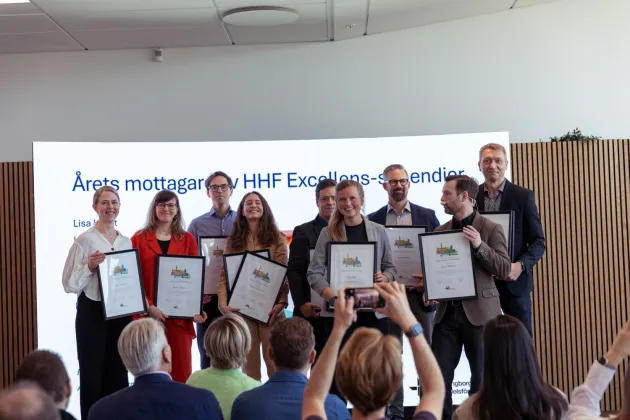 En grupp människor med diplom. Foto. 