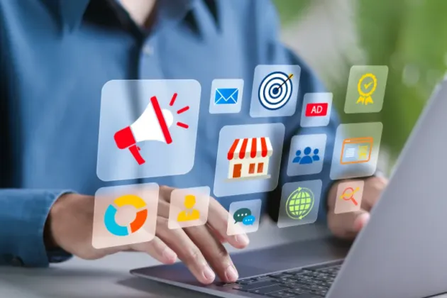 Person vid dator. Foto.