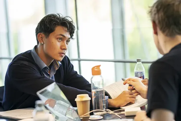 Två studenter med datorer. foto