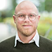 Porträtt Magnus Adenskog. Foto.