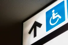 skylt med rullstolssymbol. Foto