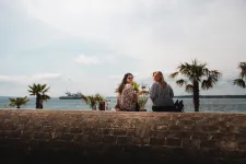 Två tjejer vid havet. Foto