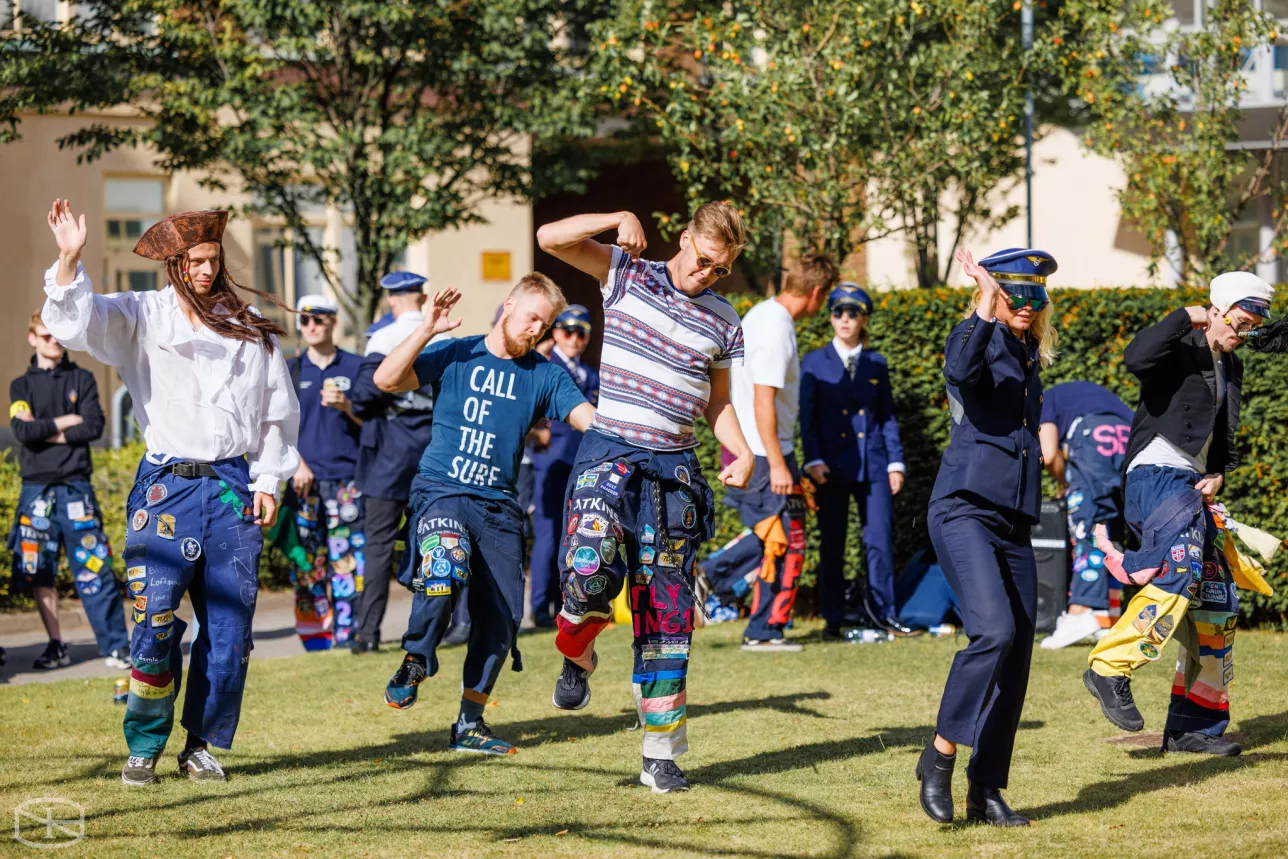 Dansande studenter på Campus innergård under inspark. Foto.